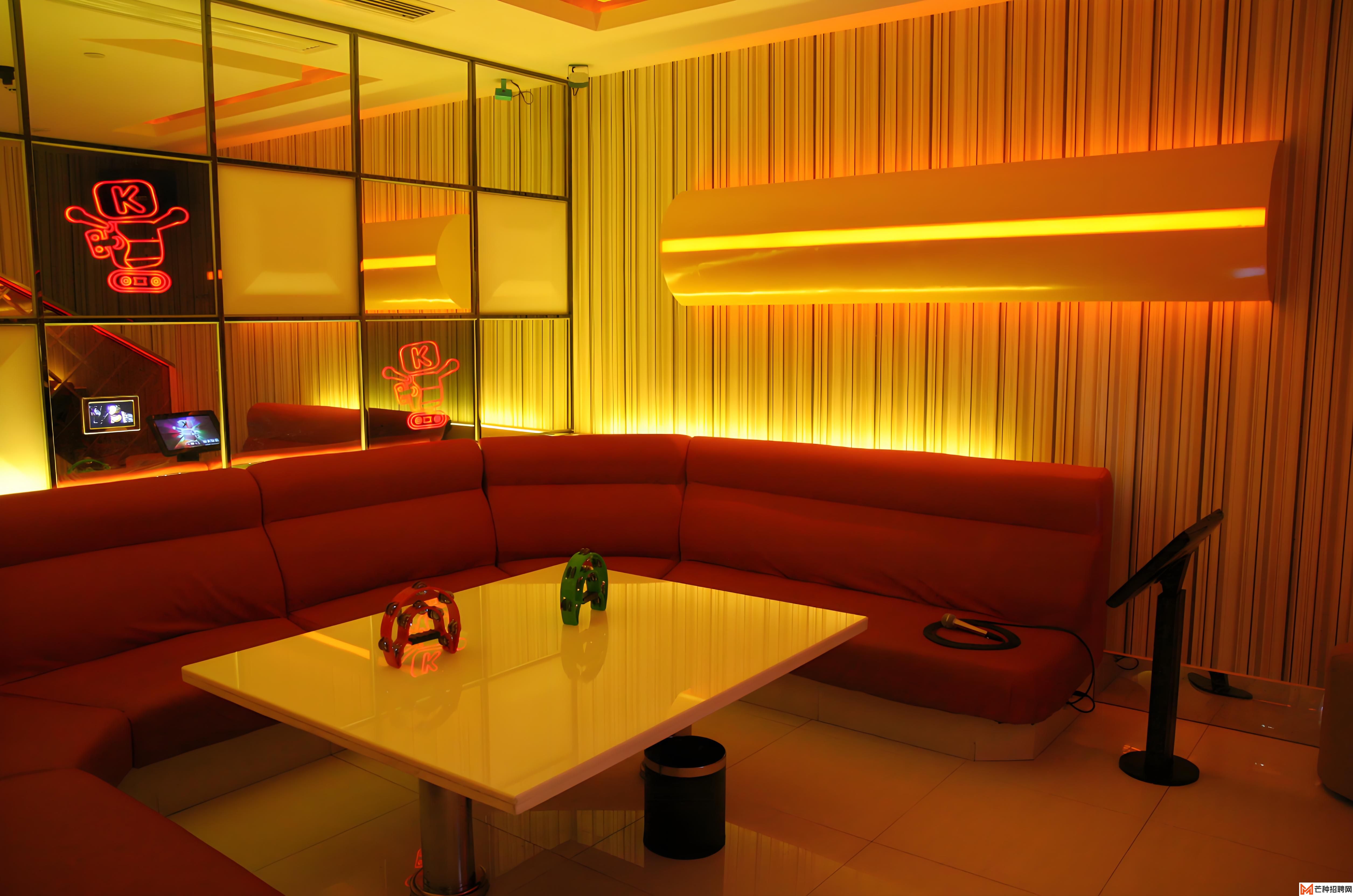 舞动光影，闪耀夜色！石家庄裕华区酒吧诚招女性舞台灯光师！